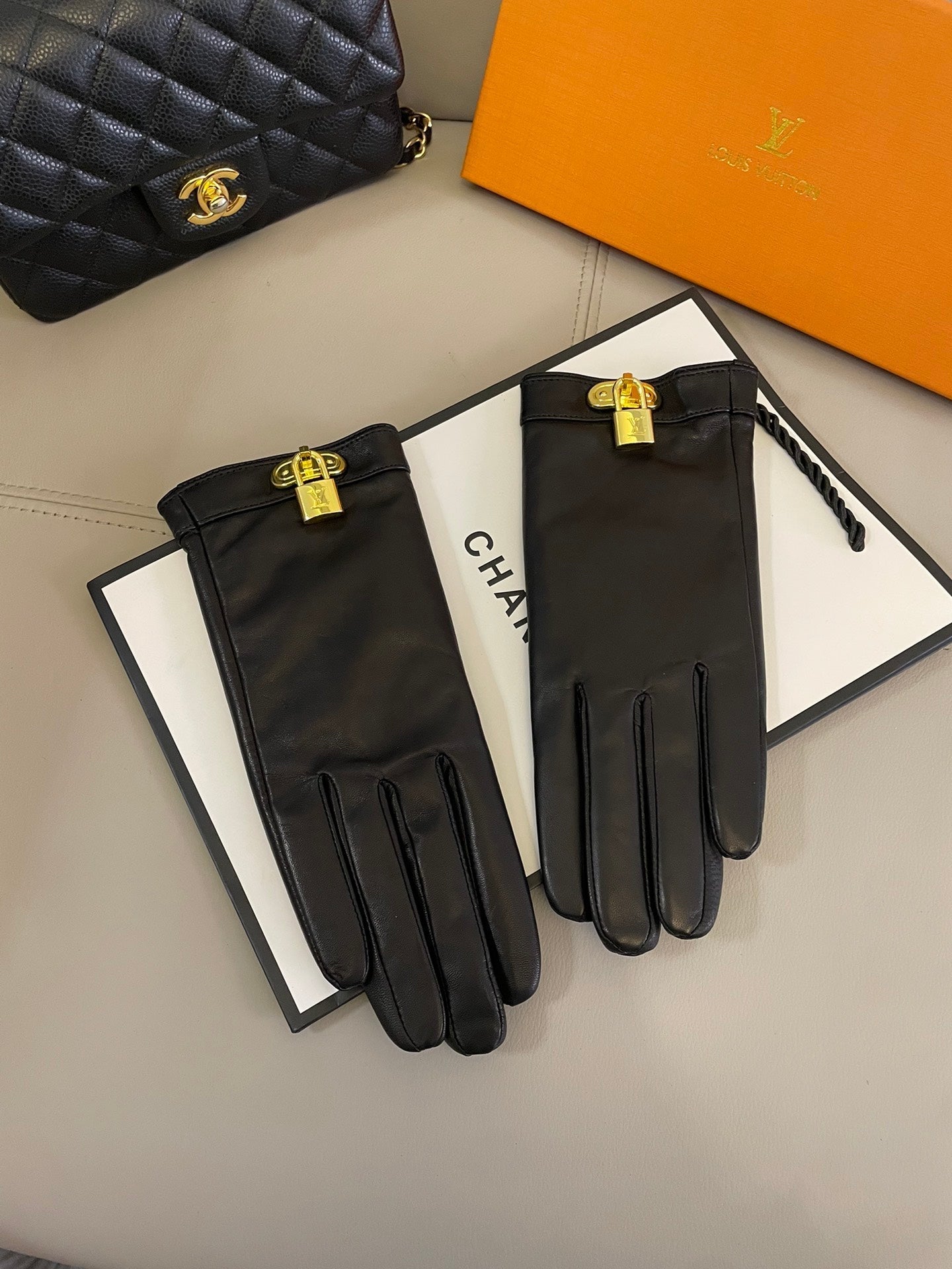 LOUIS VUITTON GLOVES IN BLACK LAMBSKIN WITH GOLD HARDWARE 465064