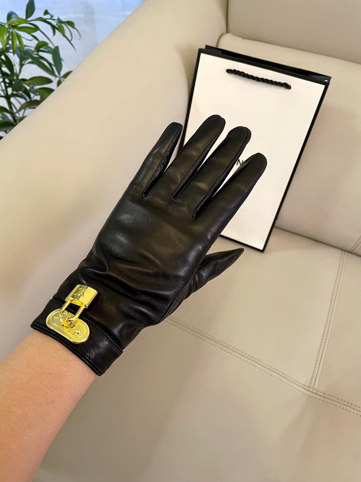 LOUIS VUITTON GLOVES IN BLACK LAMBSKIN WITH GOLD HARDWARE 465064