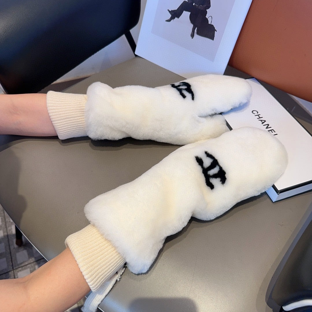 CHANEL GLOVES IN WHITE RABBIT FUR AND LAMBSKIN 456404