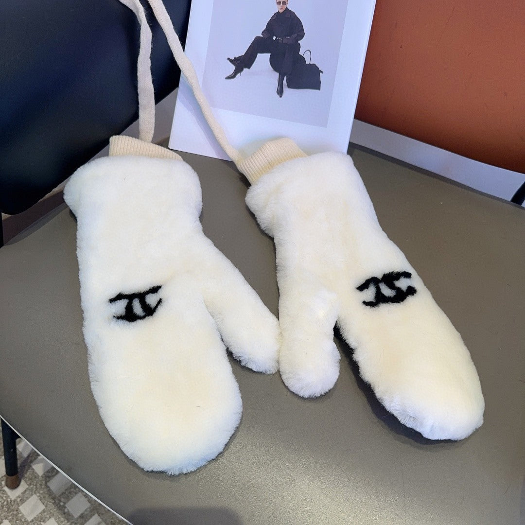 CHANEL GLOVES IN WHITE RABBIT FUR AND LAMBSKIN 456404