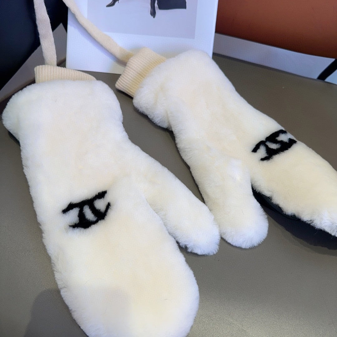 CHANEL GLOVES IN WHITE RABBIT FUR AND LAMBSKIN 456404