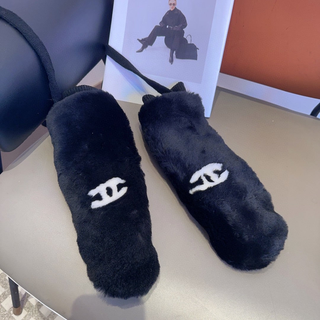 CHANEL GLOVES IN BLACK RABBIT FUR AND LAMBSKIN 456405