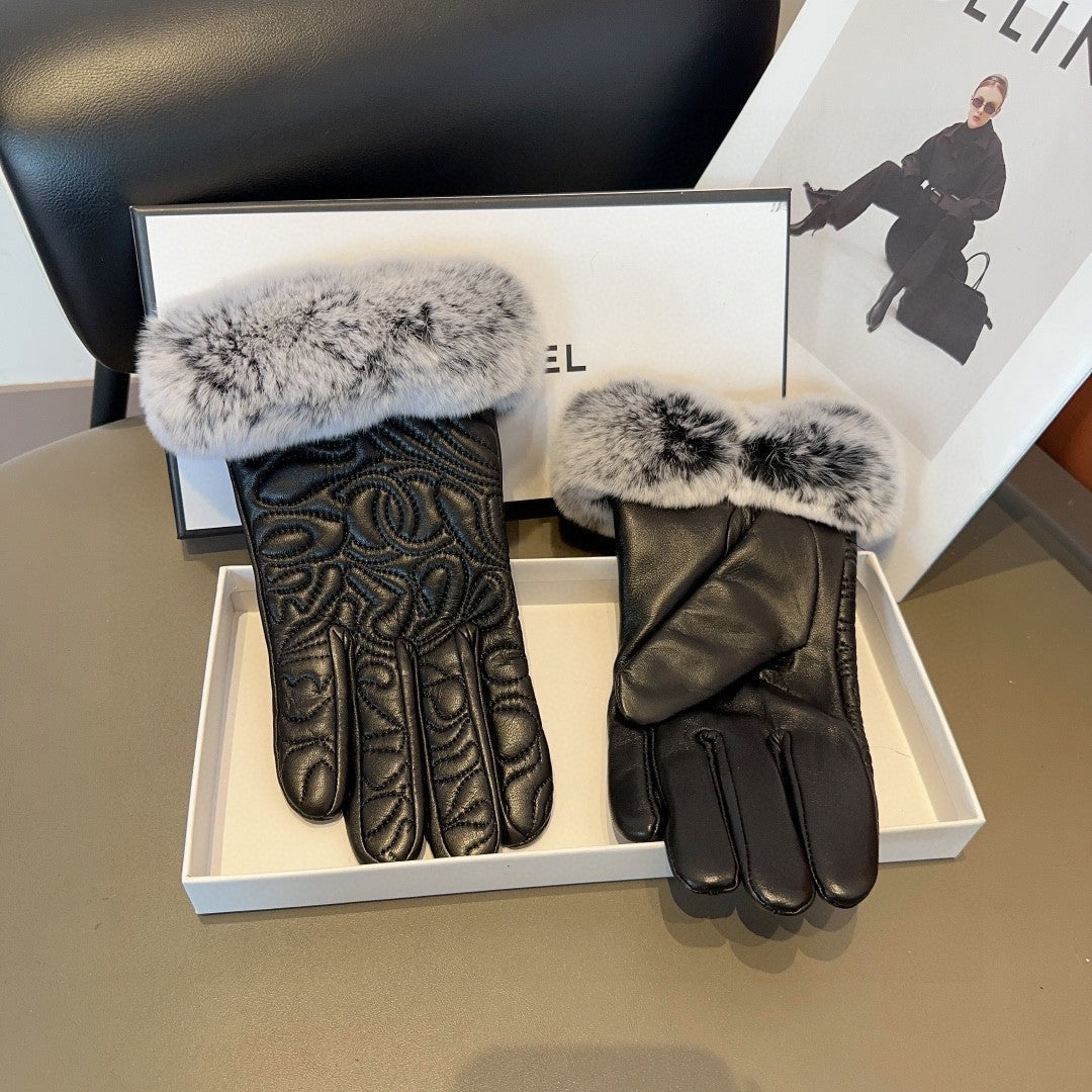 CHANEL GLOVES IN BLACK EMBOSSED LAMBSKIN WITH RABBIT FUR 462323