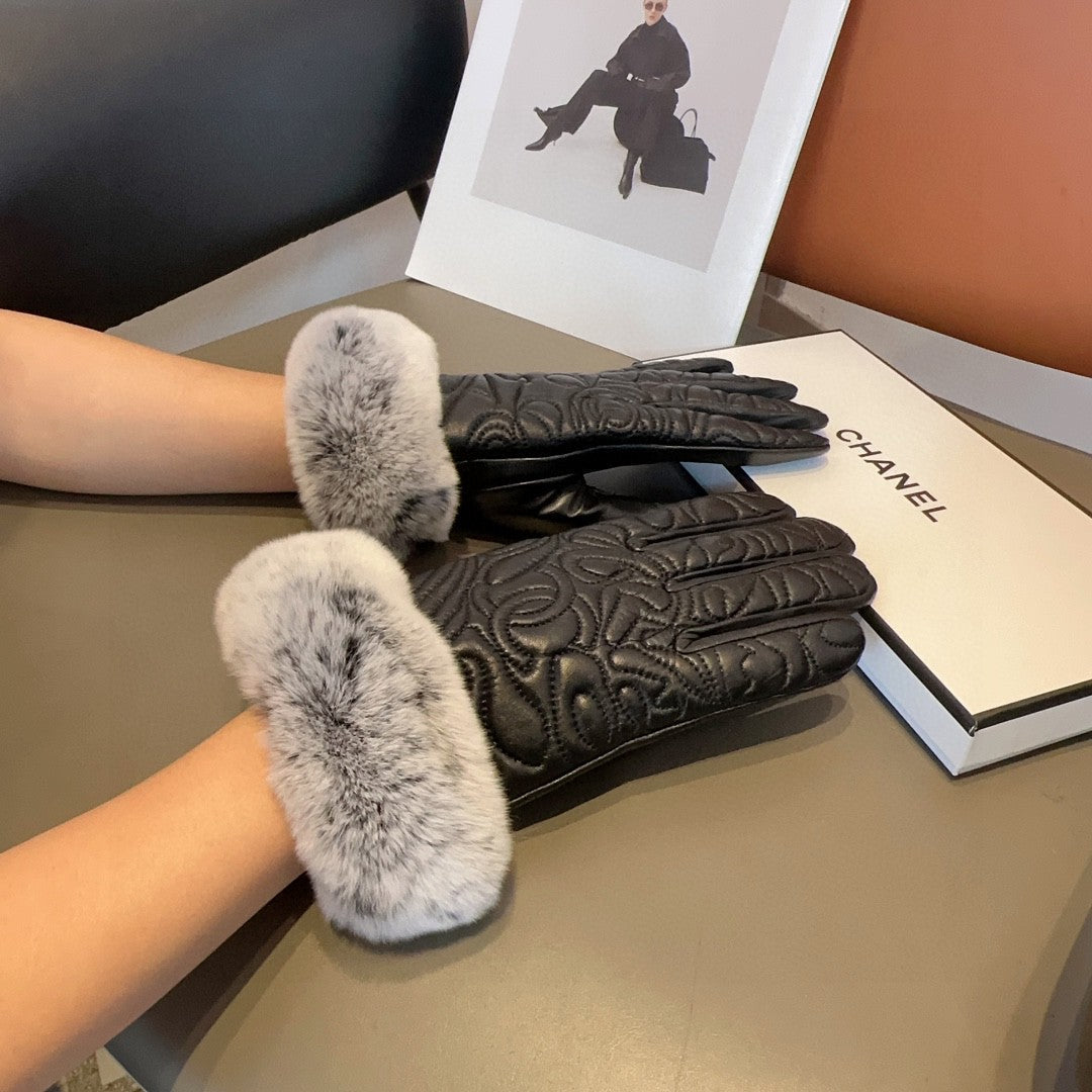 CHANEL GLOVES IN BLACK EMBOSSED LAMBSKIN WITH RABBIT FUR 462323