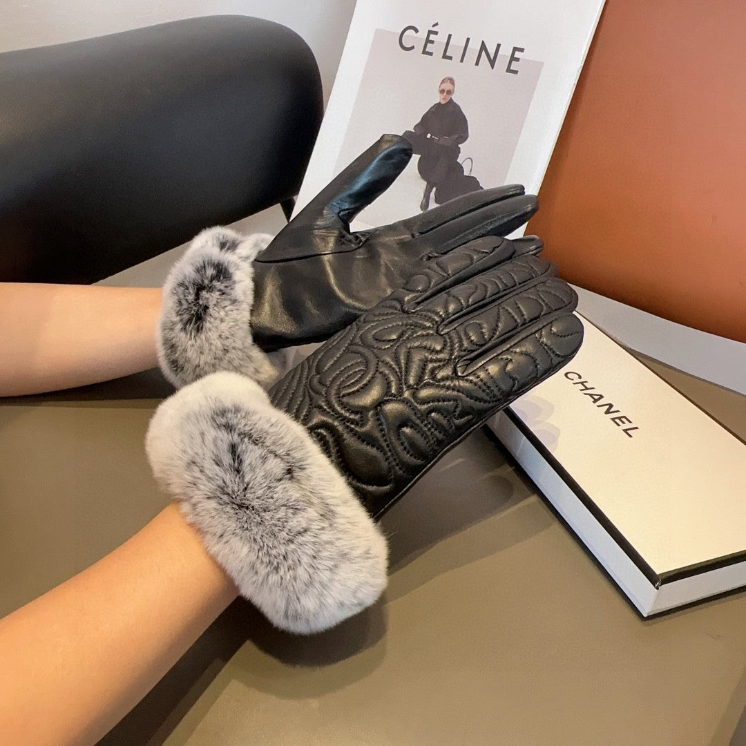 CHANEL GLOVES IN BLACK EMBOSSED LAMBSKIN WITH RABBIT FUR 462323