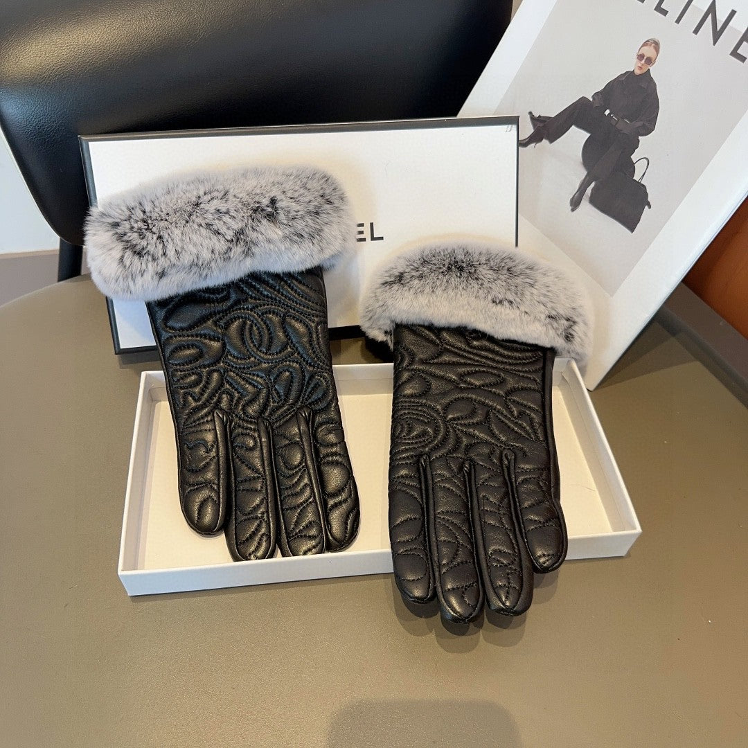 CHANEL GLOVES IN BLACK EMBOSSED LAMBSKIN WITH RABBIT FUR 462323