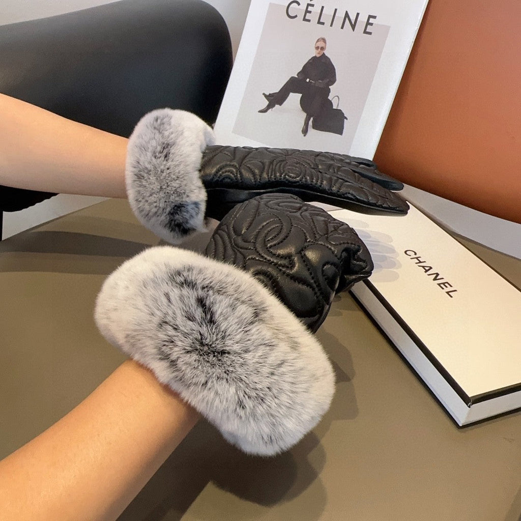 CHANEL GLOVES IN BLACK EMBOSSED LAMBSKIN WITH RABBIT FUR 462323
