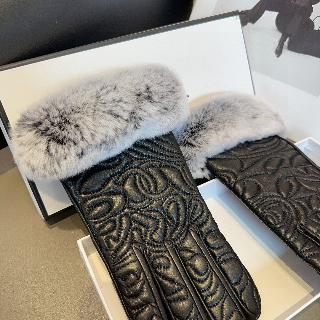 CHANEL GLOVES IN BLACK EMBOSSED LAMBSKIN WITH RABBIT FUR 462323