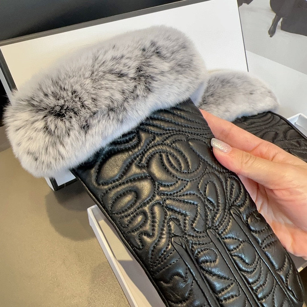 CHANEL GLOVES IN BLACK EMBOSSED LAMBSKIN WITH RABBIT FUR 462323