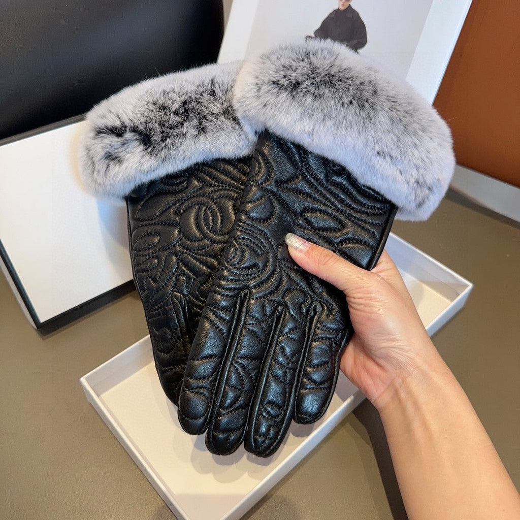 CHANEL GLOVES IN BLACK EMBOSSED LAMBSKIN WITH RABBIT FUR 462323