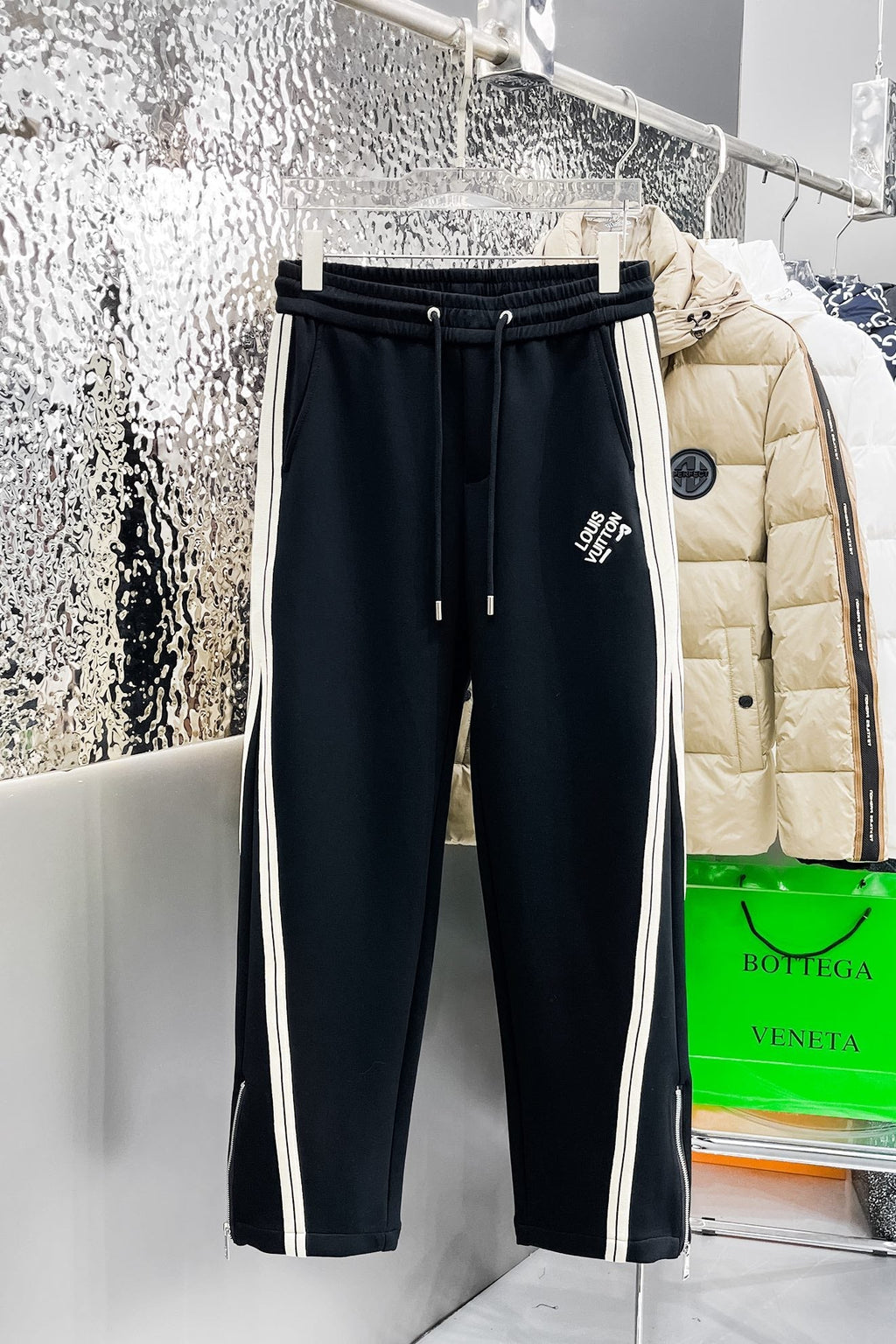 LOUIS VUITTON LV BLACK MIX WHITE TROUSERS 239505