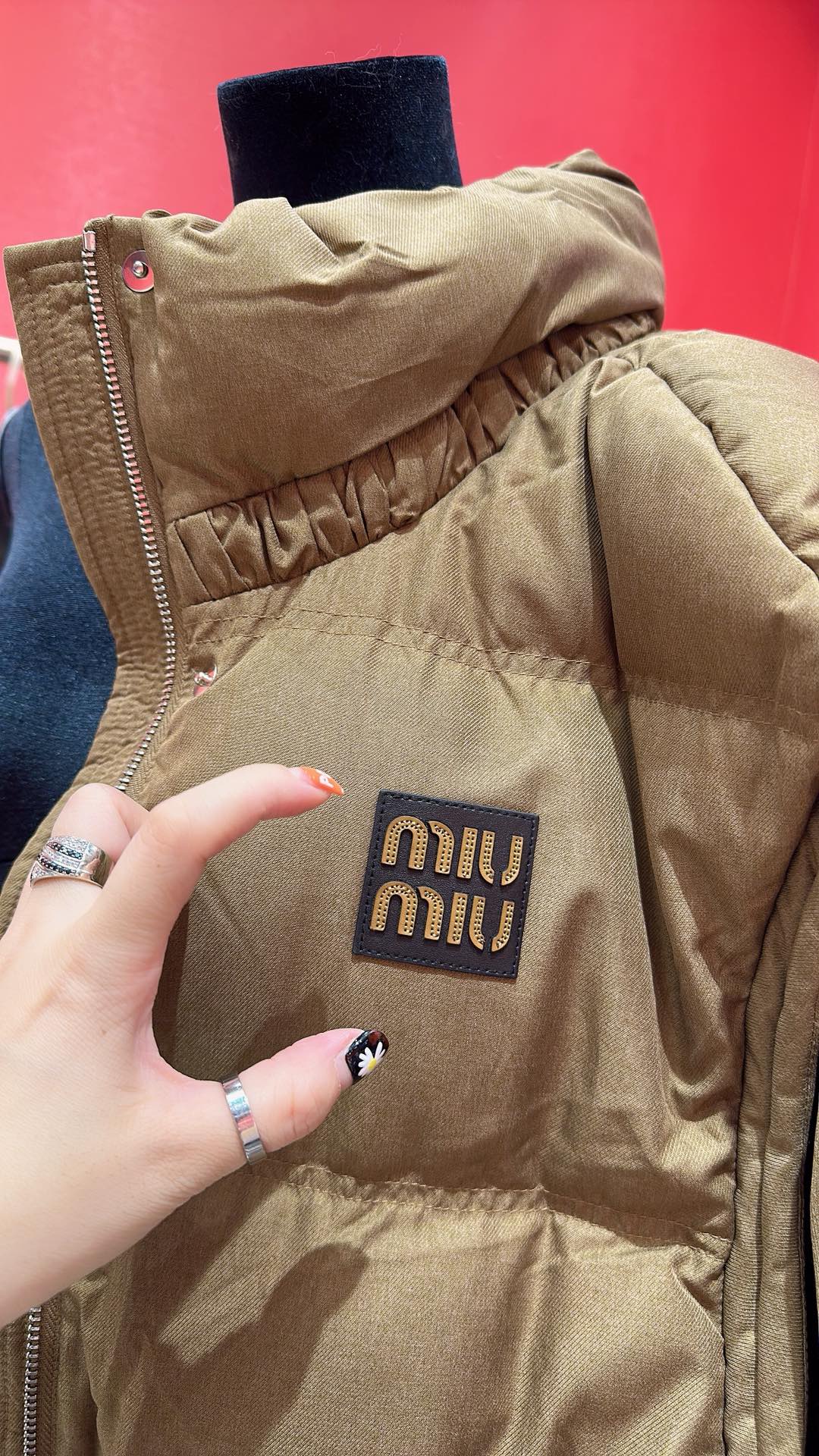 MIUMIU PUFFER VEST STYLE 565