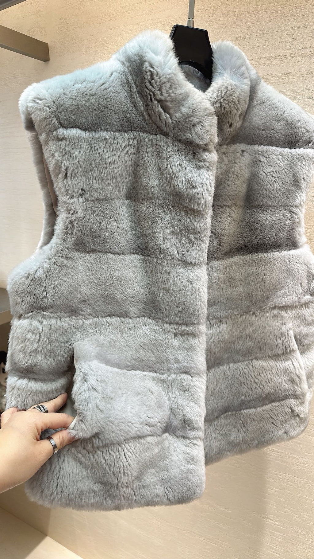 DIOR 25S SLEEVELESS RABBIT FUR JACKET 632