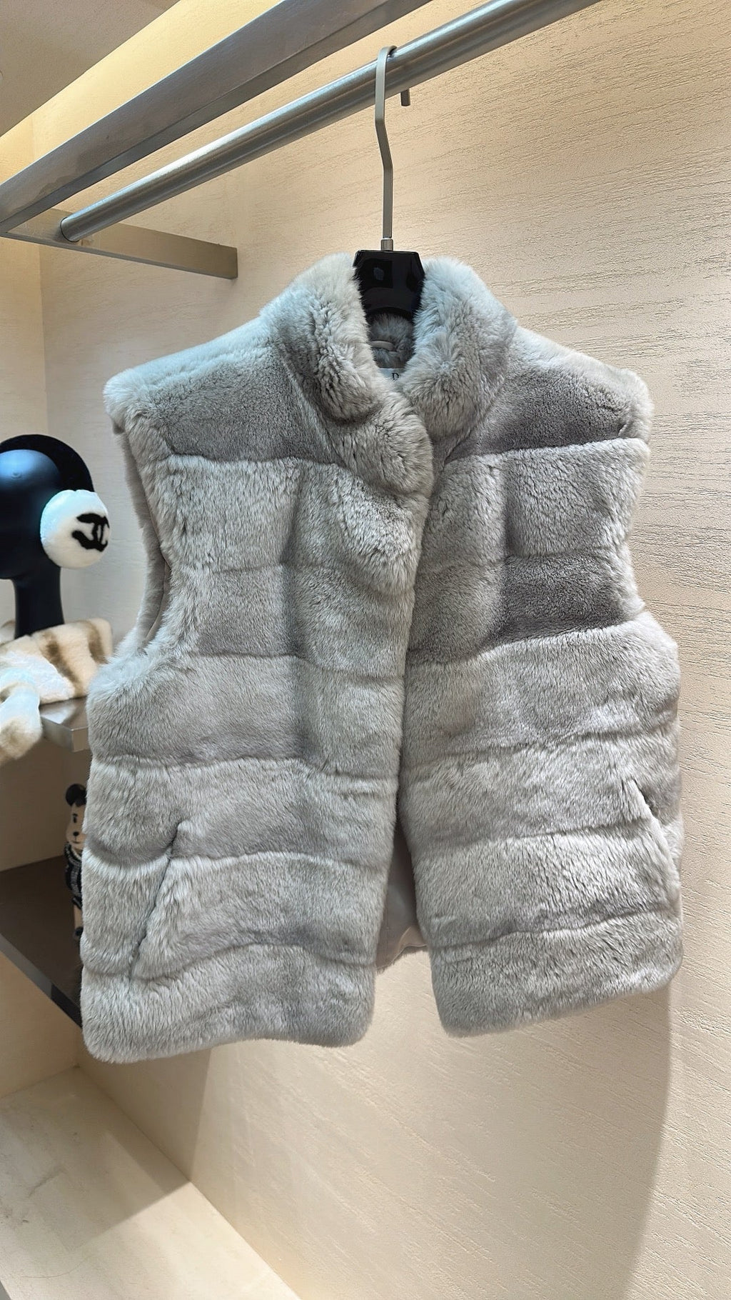 DIOR 25S SLEEVELESS RABBIT FUR JACKET 632