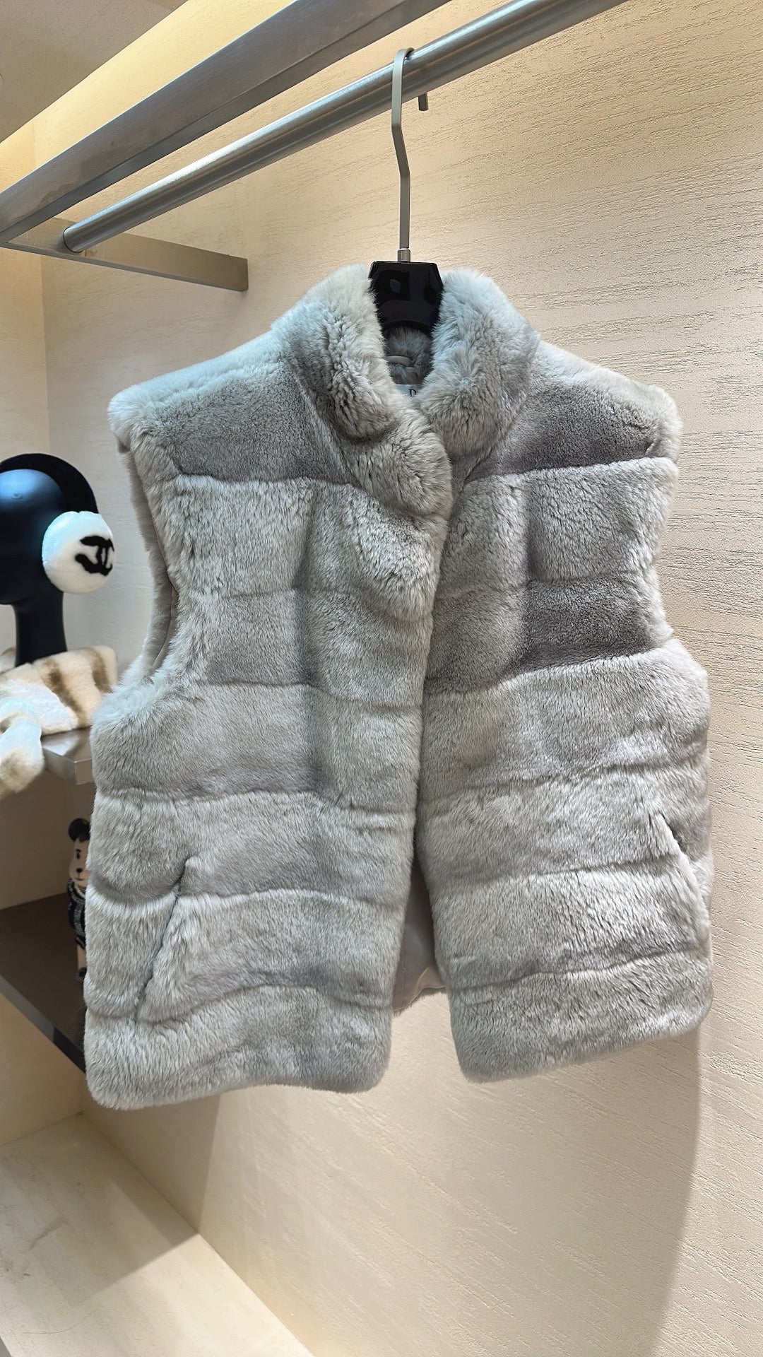 DIOR 25S SLEEVELESS RABBIT FUR JACKET 632