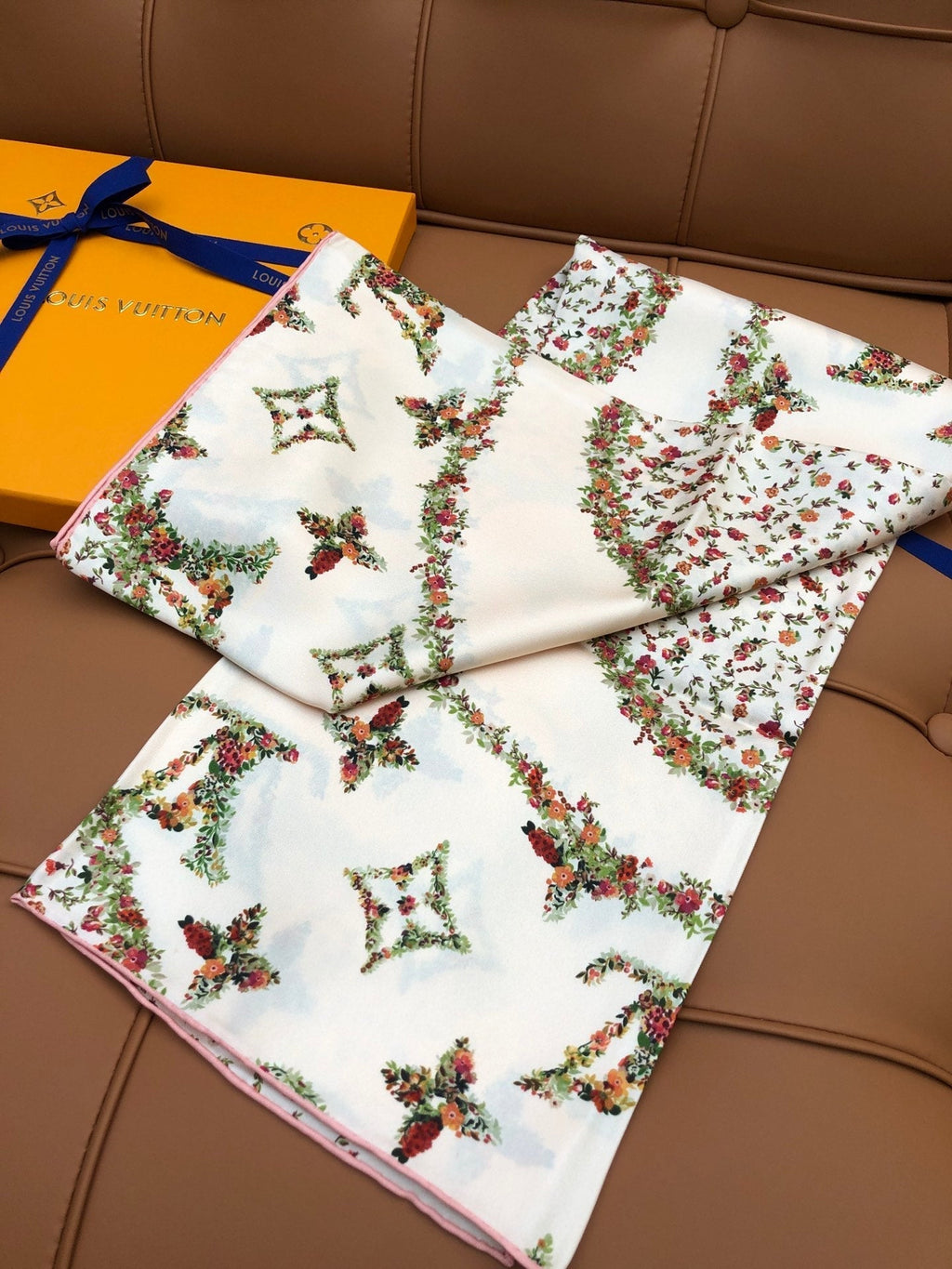 LOUIS VUITTON LV SCARF 90 CM IN SILK 704581