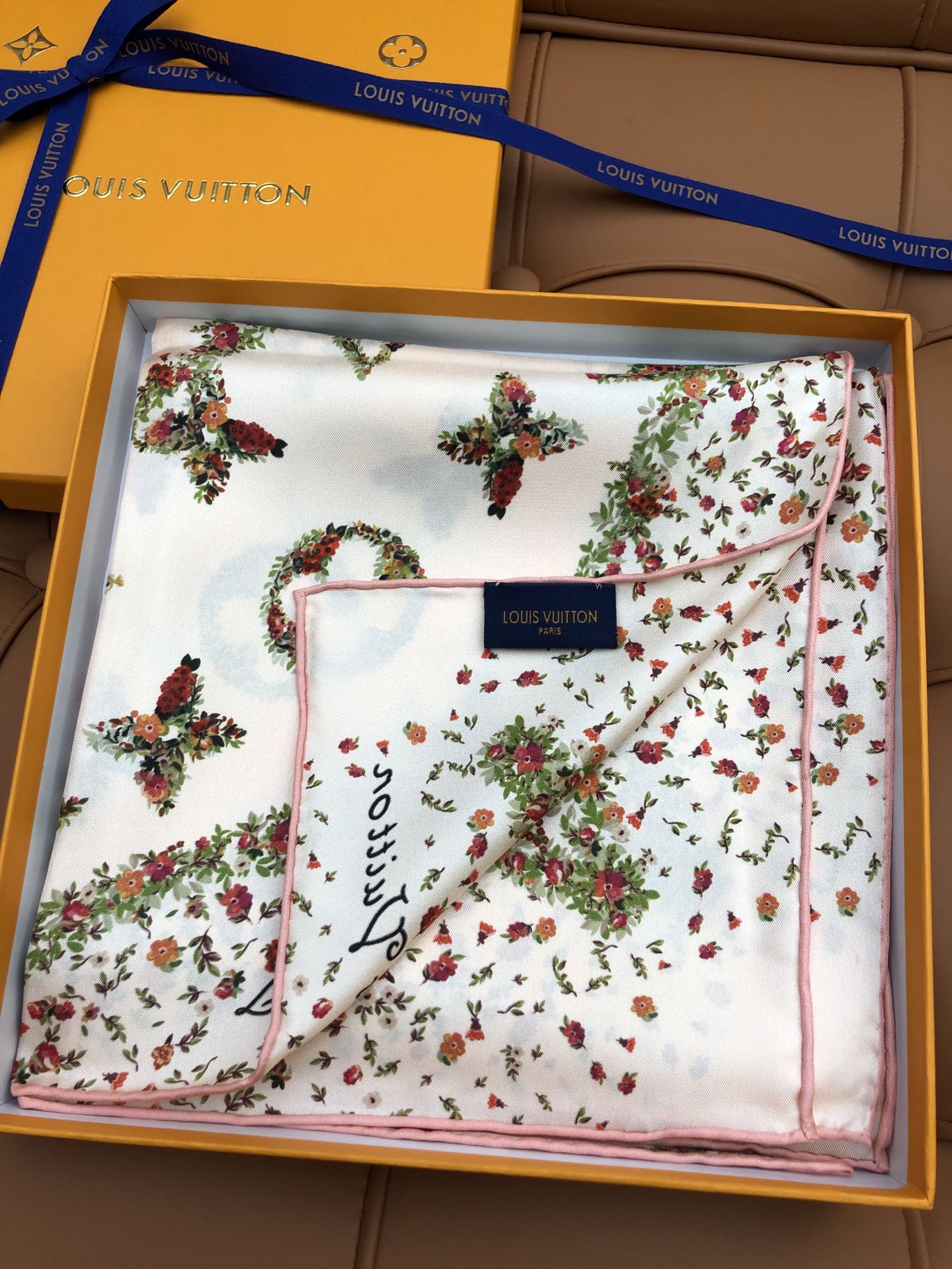 LOUIS VUITTON LV SCARF 90 CM IN SILK 704581