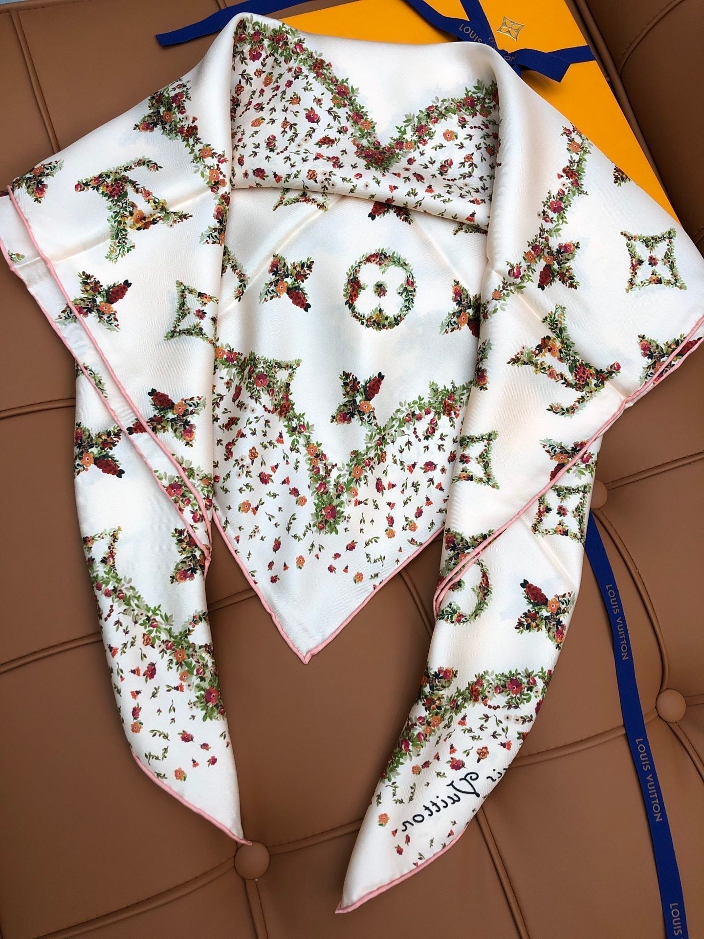 LOUIS VUITTON LV SCARF 90 CM IN SILK 704581