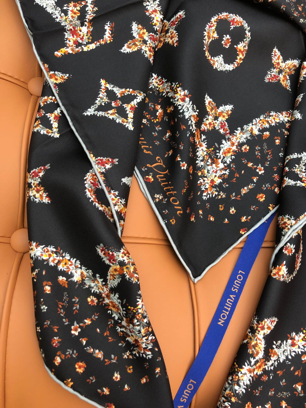 LOUIS VUITTON LV SCARF 90 CM IN SILK 704582