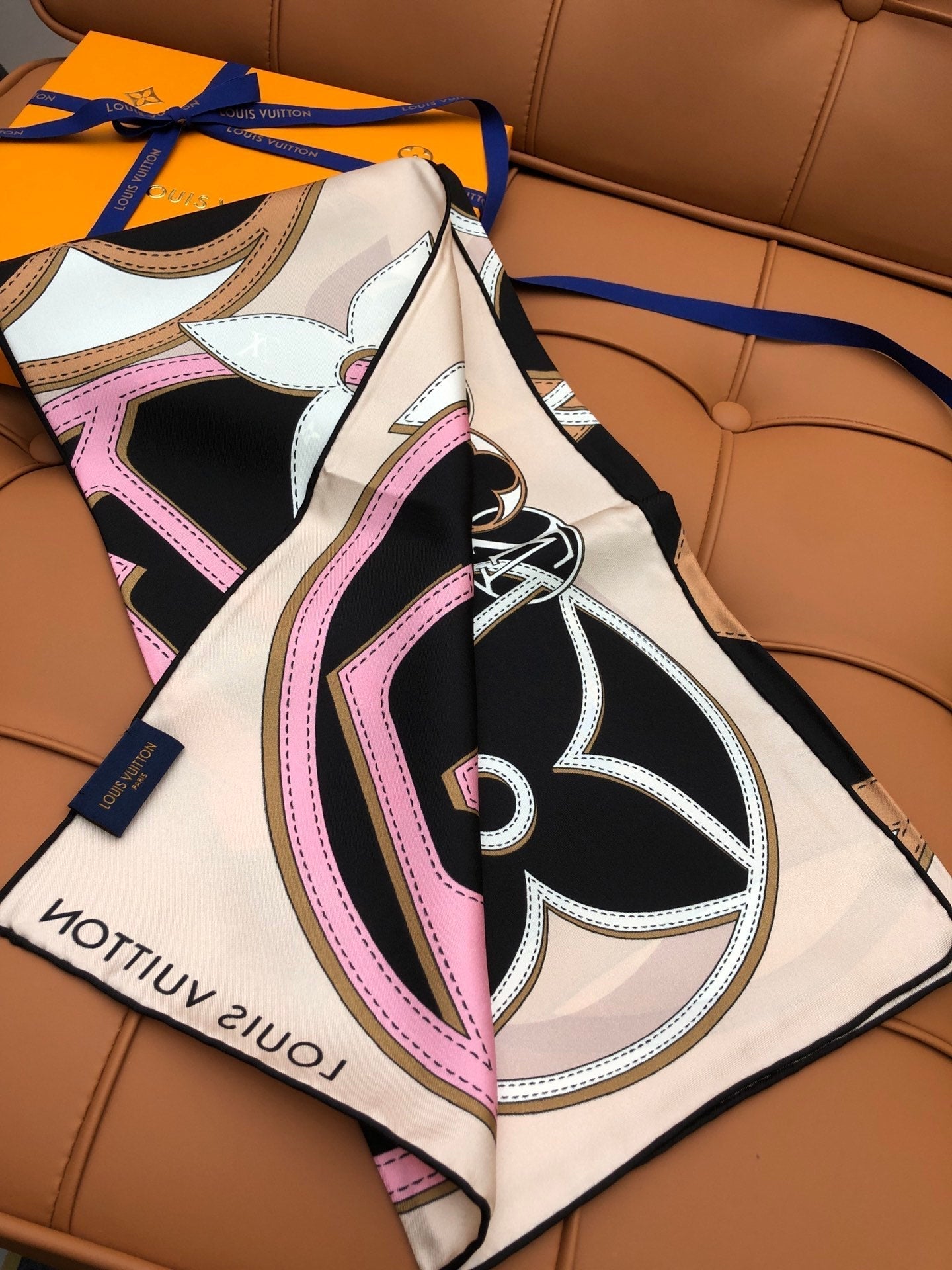 LOUIS VUITTON LV SCARF 90 CM IN SILK 704579