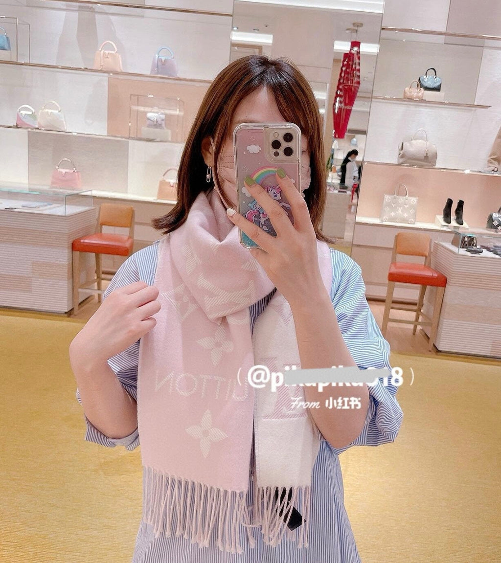 LOUIS VUITTON ESSENTIAL SCARF 186 CM IN LIGHT PINK WOOL 399778