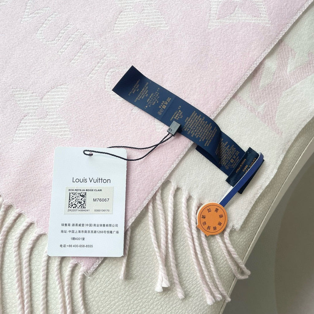 LOUIS VUITTON ESSENTIAL SCARF 186 CM IN LIGHT PINK WOOL 399778