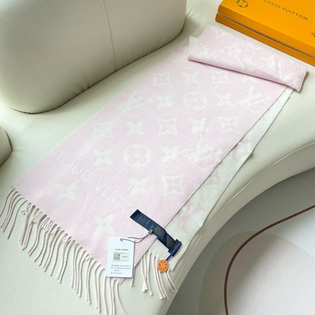LOUIS VUITTON ESSENTIAL SCARF 186 CM IN LIGHT PINK WOOL 399778