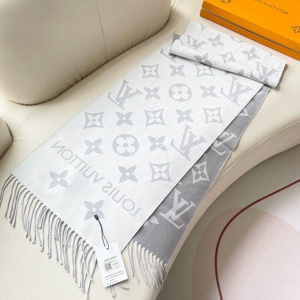 LOUIS VUITTON ESSENTIAL SCARF 186 CM IN LIGHT GRAY WOOL 399774
