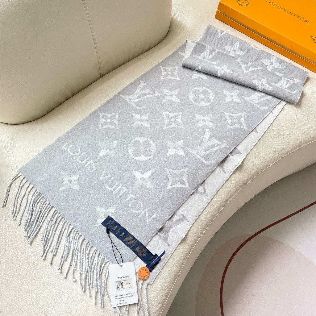 LOUIS VUITTON ESSENTIAL SCARF 186 CM IN LIGHT GRAY WOOL 399774