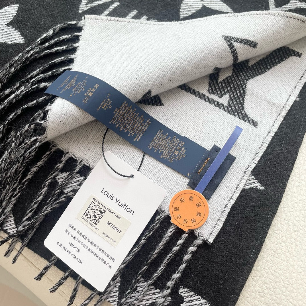 LOUIS VUITTON ESSENTIAL SCARF 186 CM IN BLACK WOOL 399773