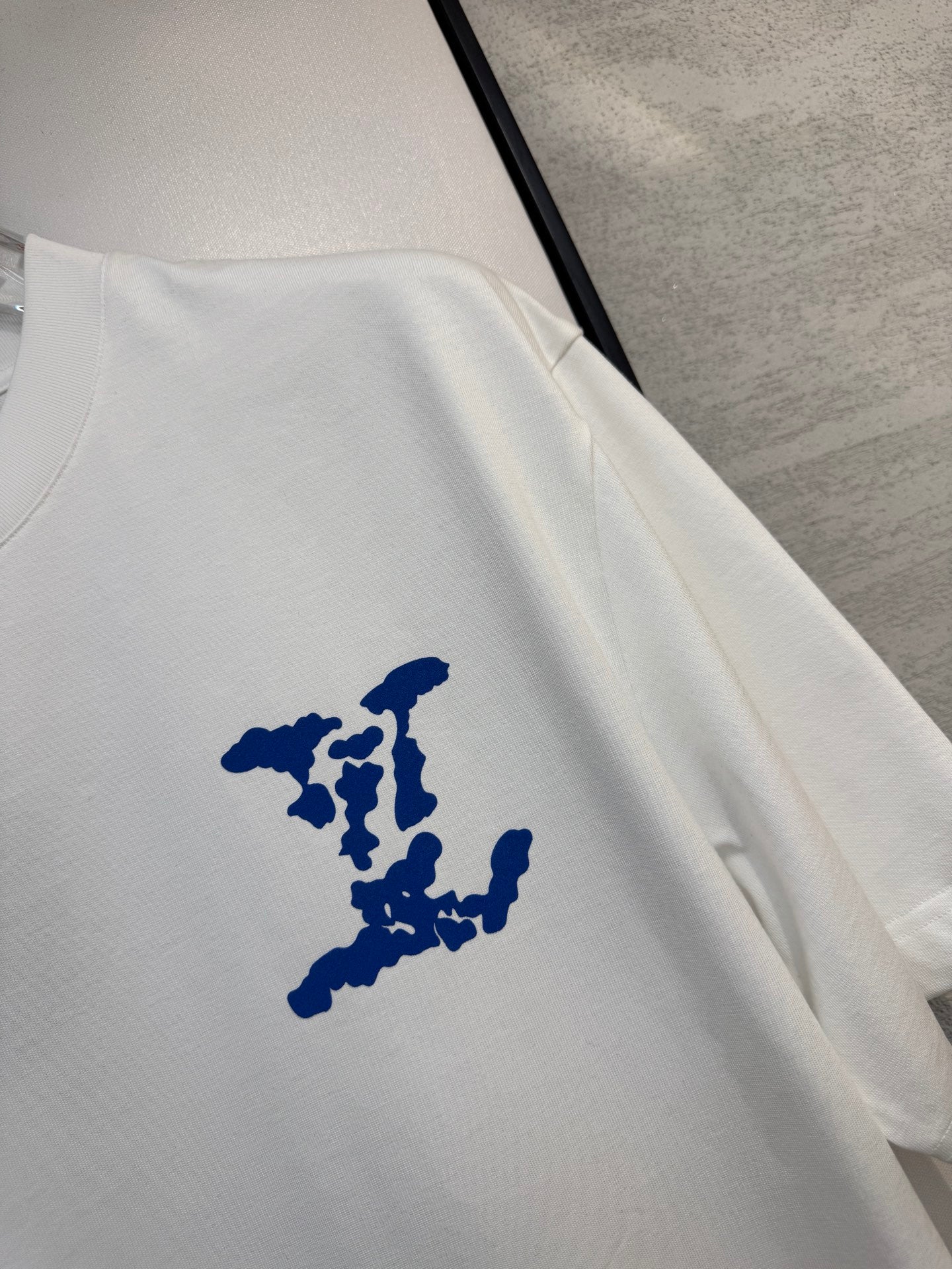 LOUIS VUITTON LV WHITE COTTON T-SHIRT BLUE STYLIZED LOGO 238917