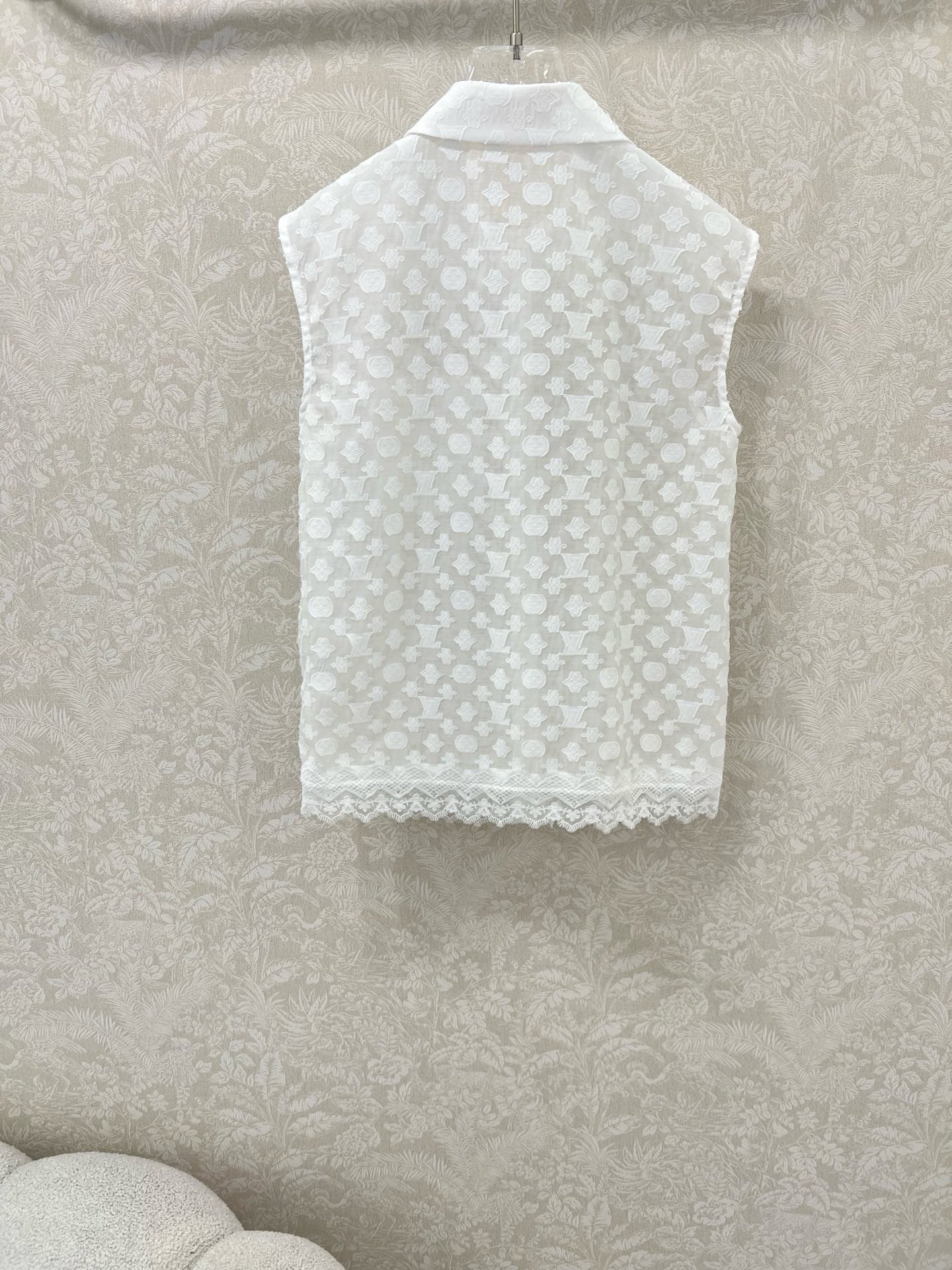 LOUIS VUITTON LV SLEEVELESS TOP WITH SCALLOPED LACE HEM 263195