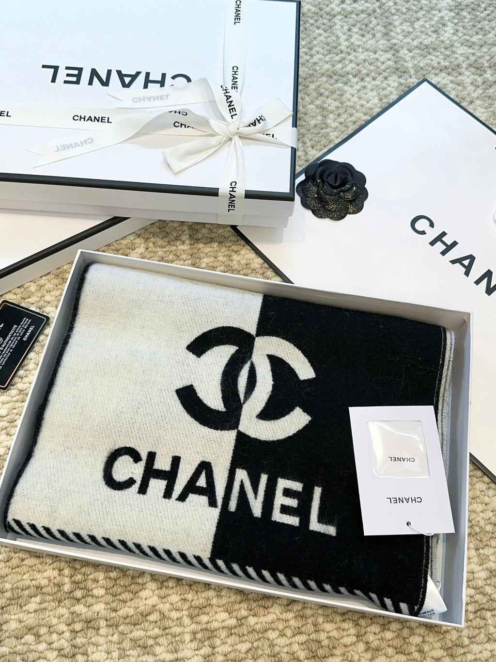 CHANEL SCARF 184 CM IN BLACK MIX WHITE MERINO WOOL 393120