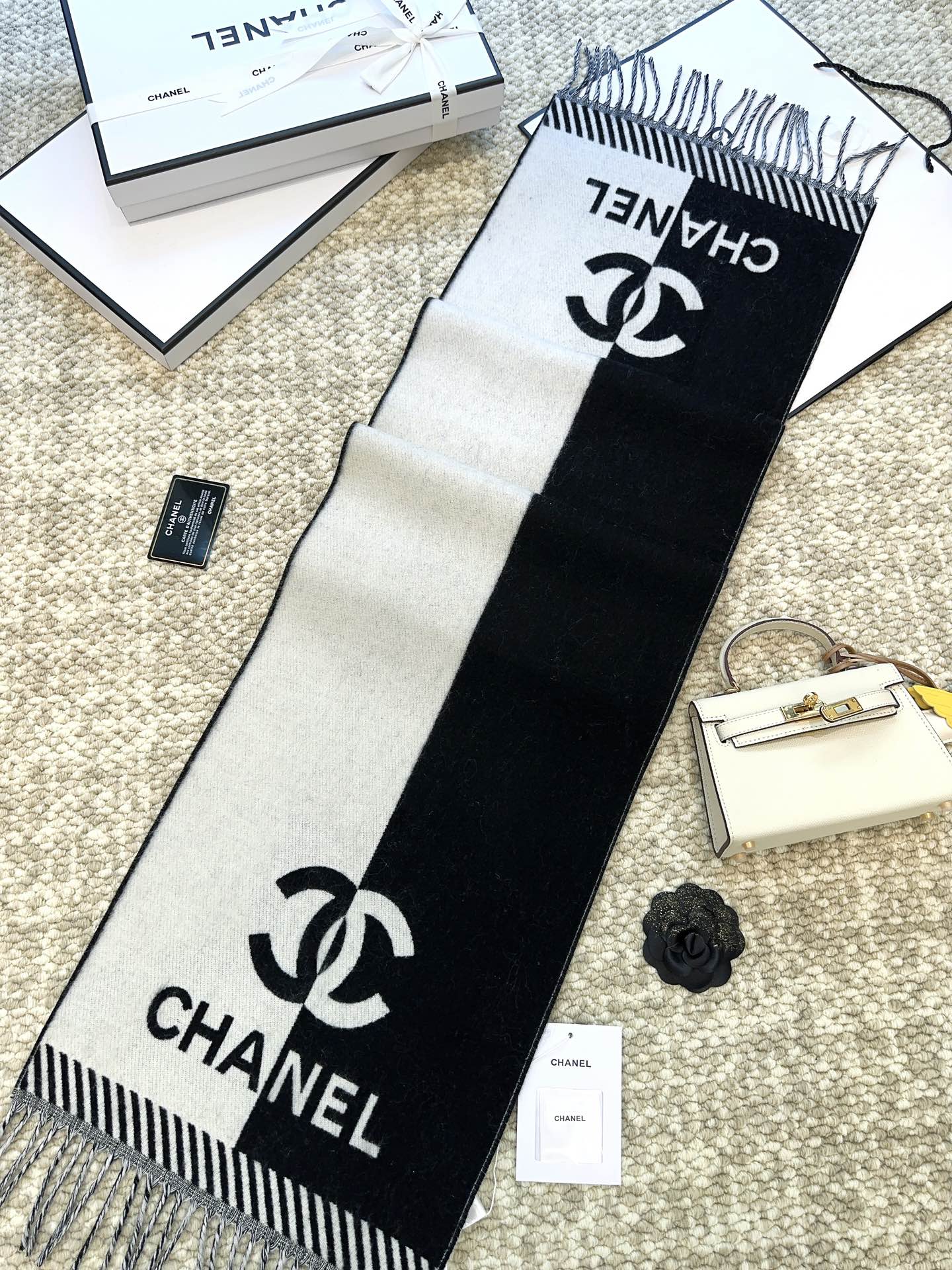 CHANEL SCARF 184 CM IN BLACK MIX WHITE MERINO WOOL 393120