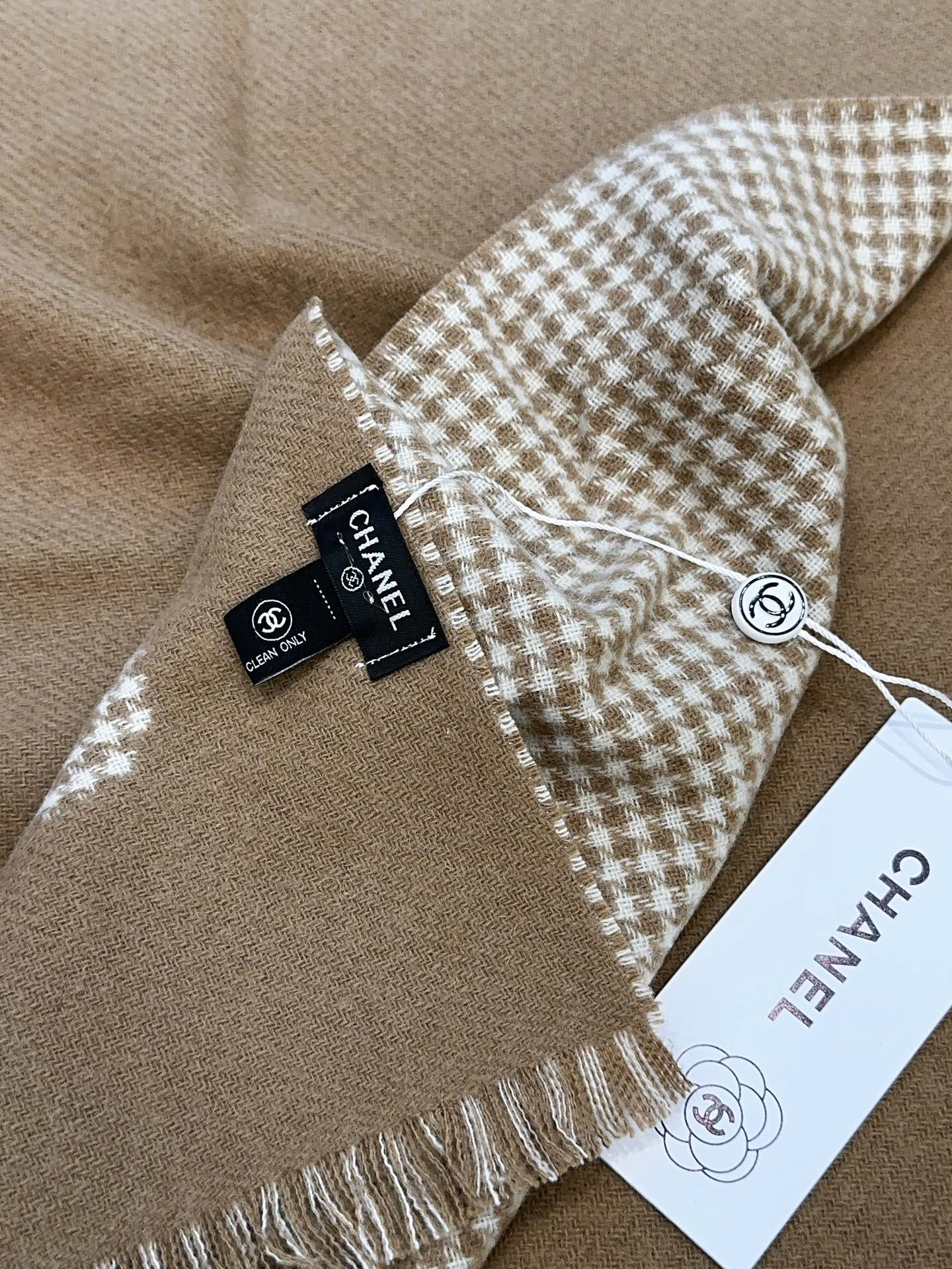 CHANEL HOUNDSTOOTH SCARF 185 CM IN CAMEL BROWN CASHMERE 393124