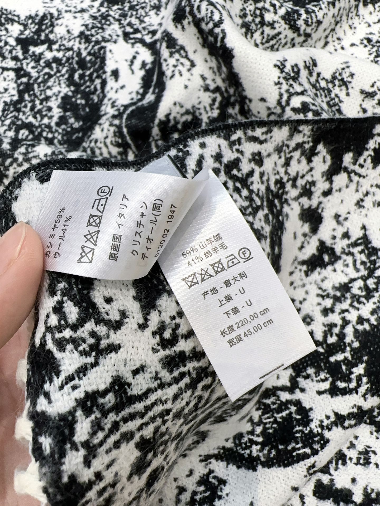 DIOR SCARF 220 CM IN BLACK MIX WHITE MONOGRAM CASHMERE AND WOOL 413658