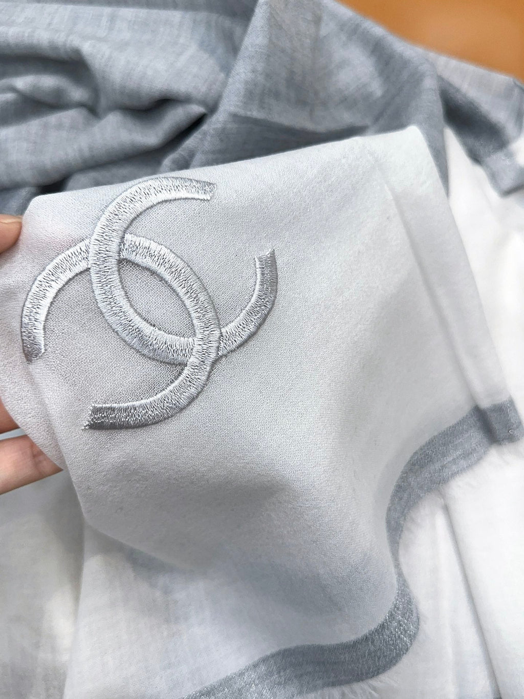 CHANEL SCARF 200 CM IN DOVE GRAY MIX WHITE CASHMERE 402260