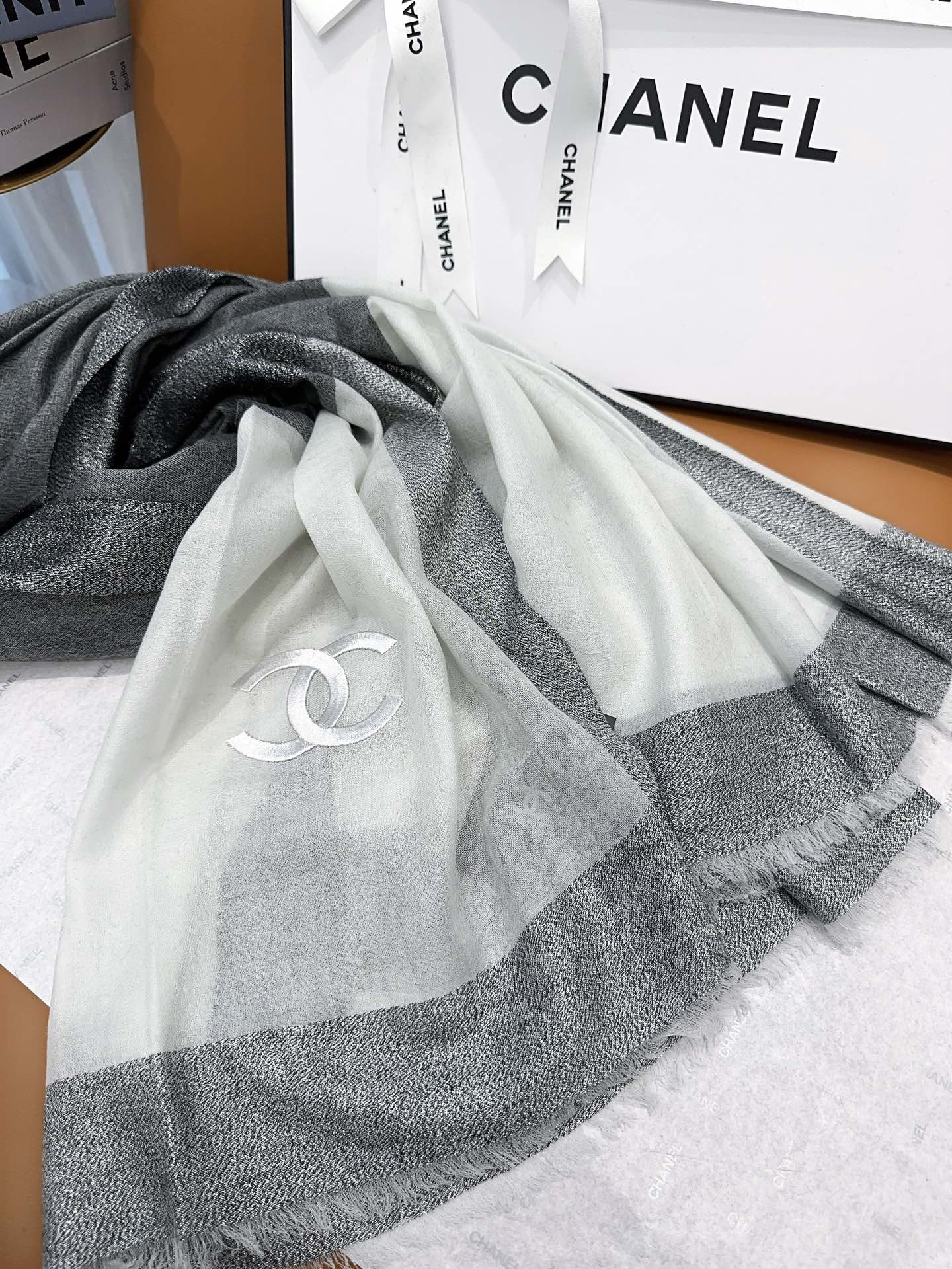 CHANEL SCARF 200 CM IN MOUSE GRAY MIX WHITE CASHMERE 402261