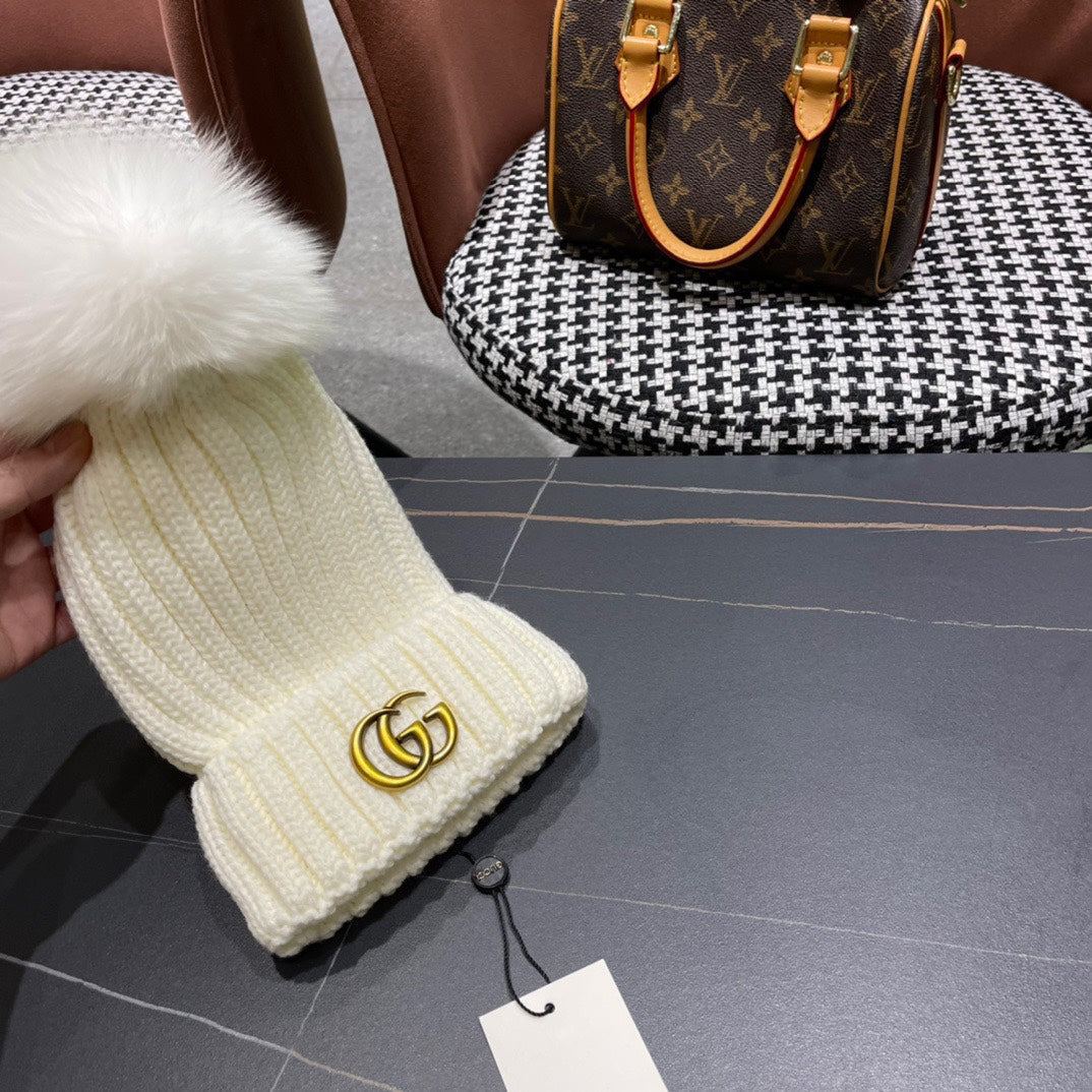 GUCCI BEANIE HAT IN WHITE WOOL 403393