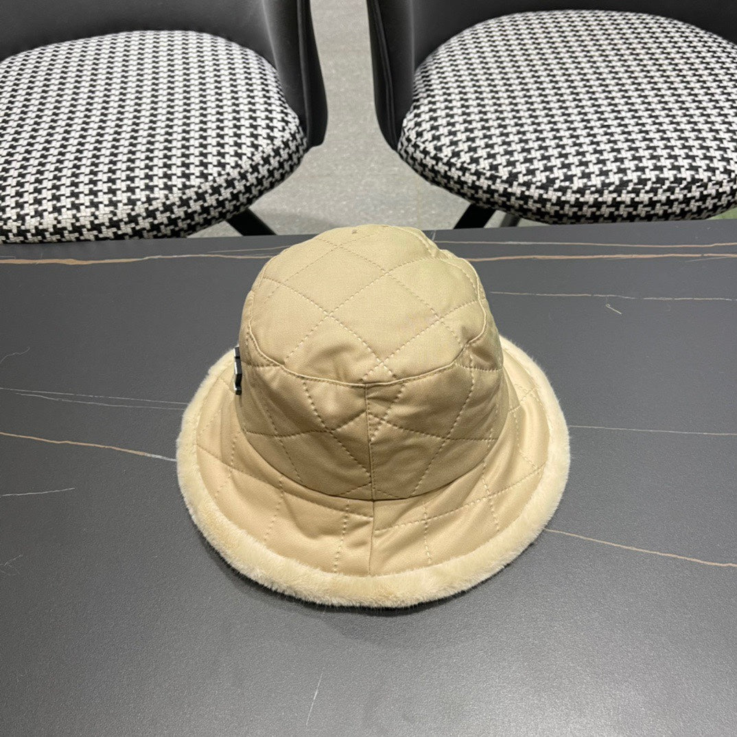 LOUIS VUITTON KNITTED BUCKET HAT IN BEIGE COTTON AND LAMB FUR 420922