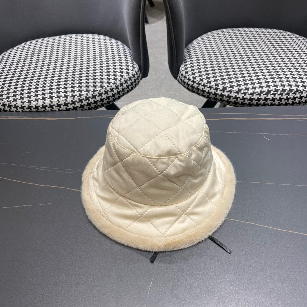 LOUIS VUITTON KNITTED BUCKET HAT IN CREAM BEIGE COTTON AND LAMB FUR 420924
