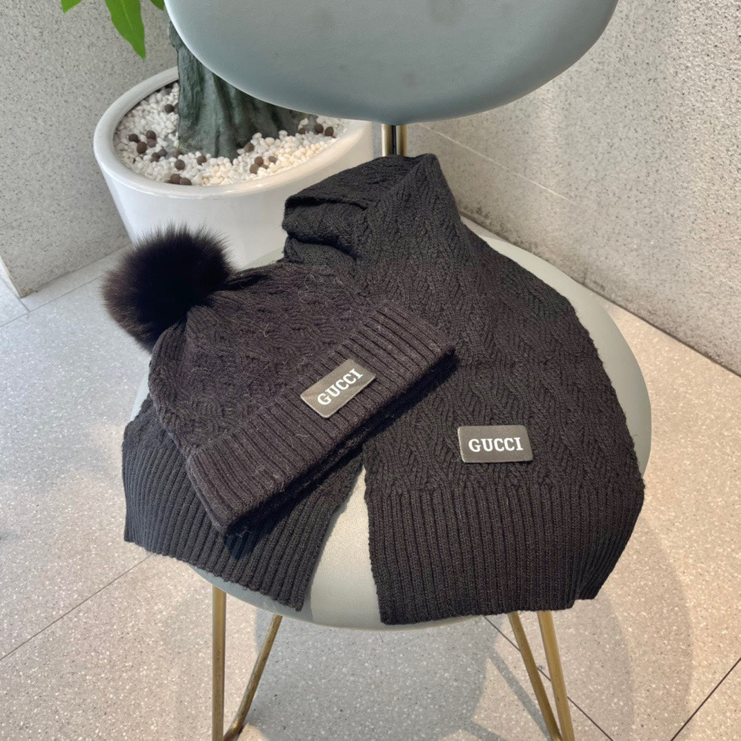GUCCI SET SCARF AND HAT IN BLACK WOOL AND FOX FUR 420833