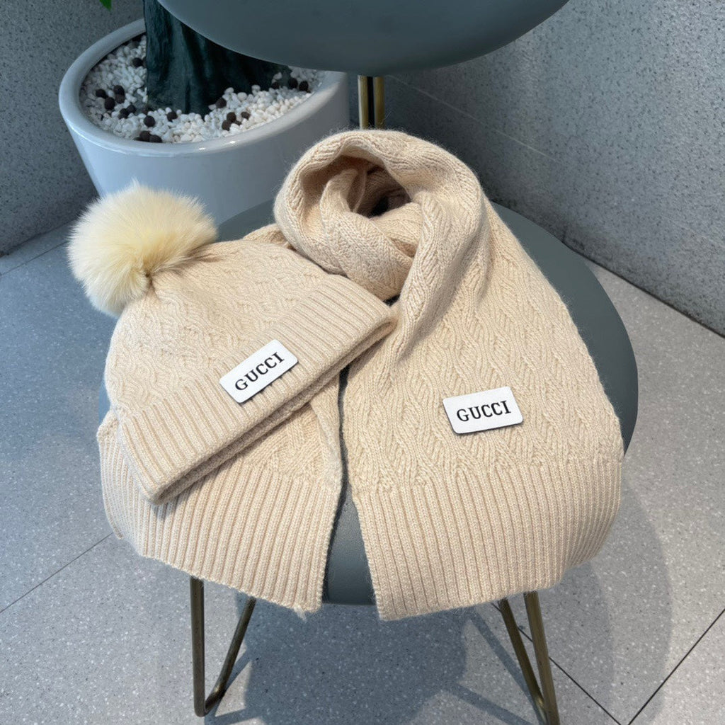 GUCCI SET SCARF AND HAT IN TUSCAN BEIGE WOOL AND FOX FUR 420834