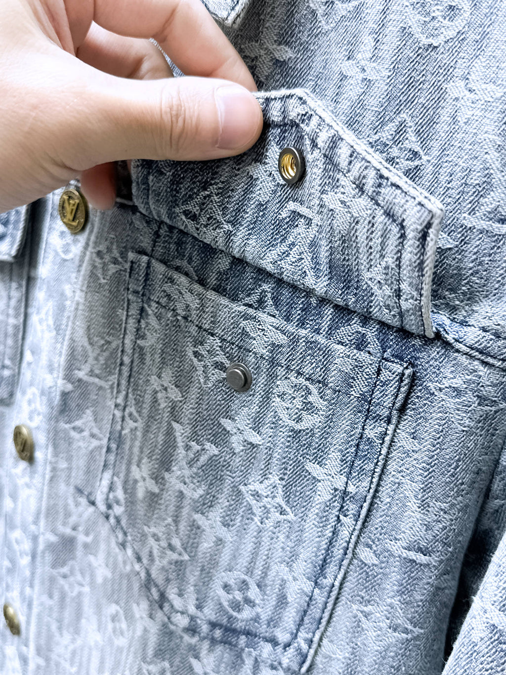 LOUIS VUITTON LV SHIRT JACKET IN WHITE BLUE MONOGRAM DENIM 239126