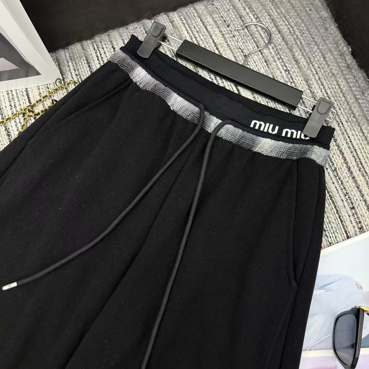 MIUMIU PANTS STYLE 572