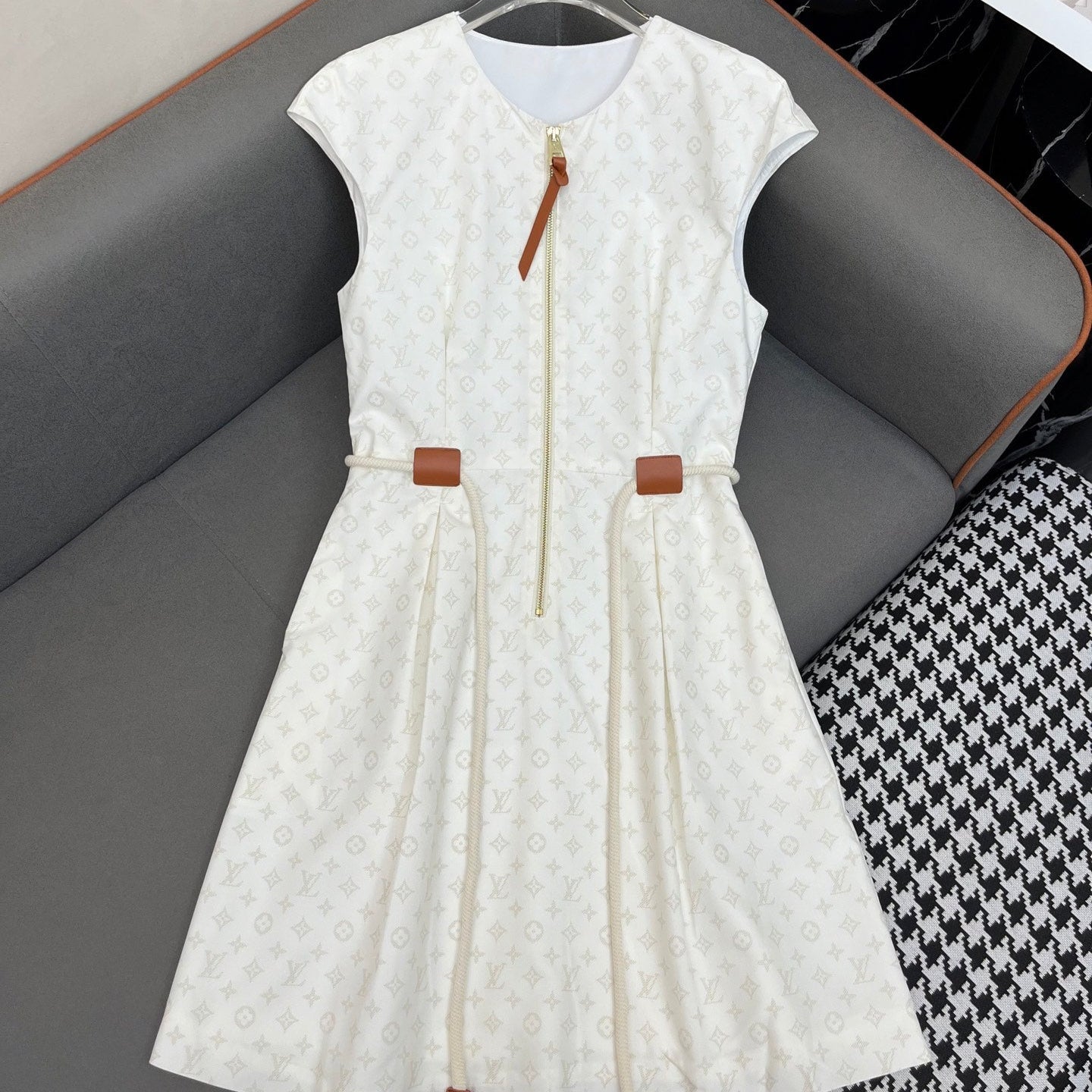 LOUIS VUITTON LV FRONT ZIP SLEEVELESS DRESS 25S IN POLYESTER 266640