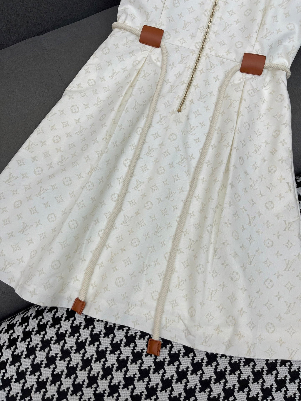 LOUIS VUITTON LV FRONT ZIP SLEEVELESS DRESS 25S IN POLYESTER 266640