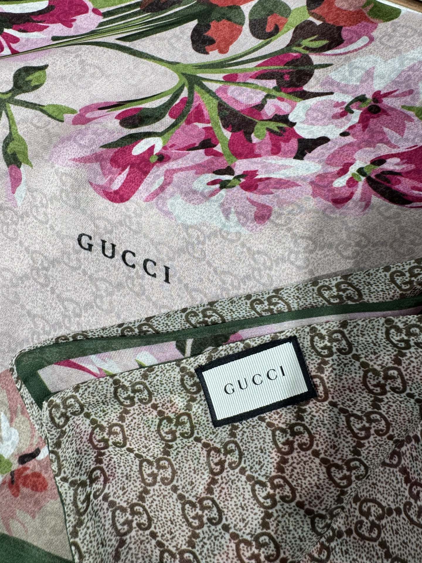 GUCCI 25S SCARF 180 IN SILK 737207