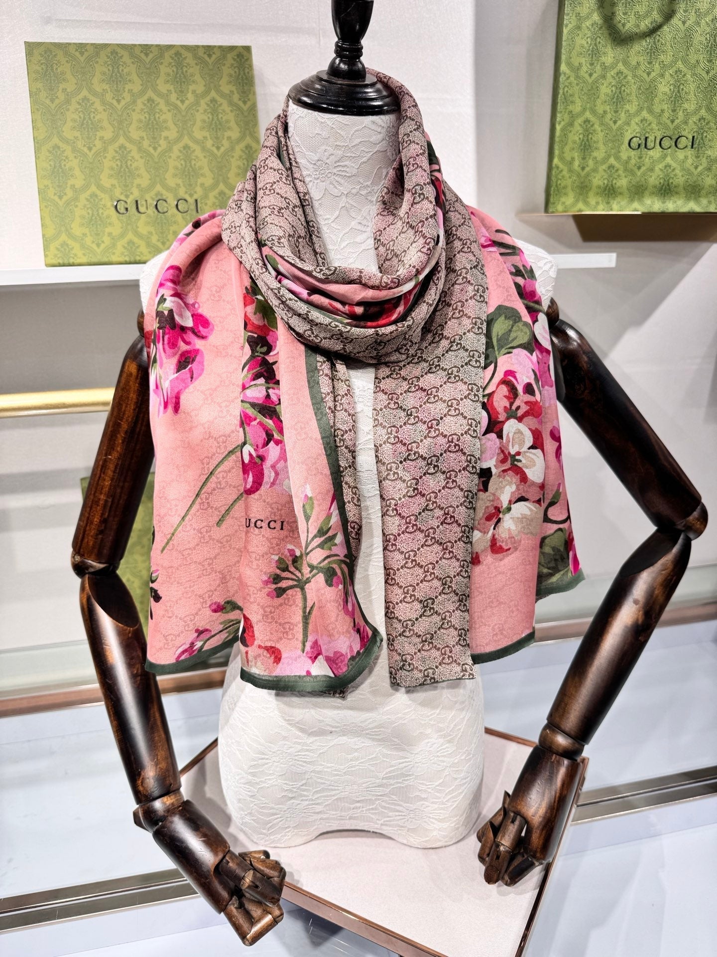 GUCCI 25S SCARF 180 IN SILK 737208