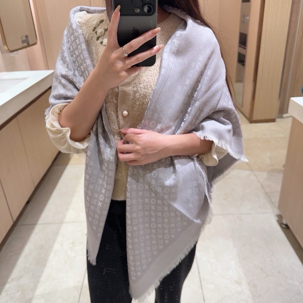 LOUIS VUITTON MONOGRAM SHINE SCARF 120 CM IN PASTEL GRAY WOOL AND MULBERRY SILK 398195